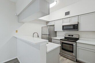 Building Photo - 2626 Holly Hall St