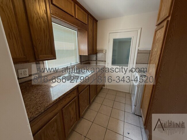 Building Photo - Cozy Updated Home