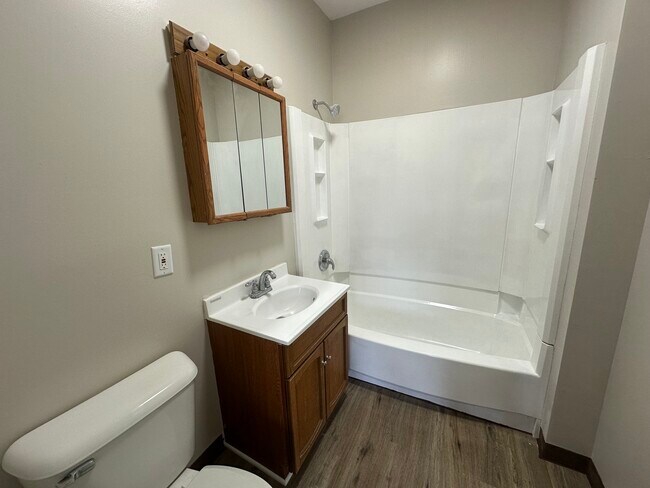 Building Photo - 1412 Elm St