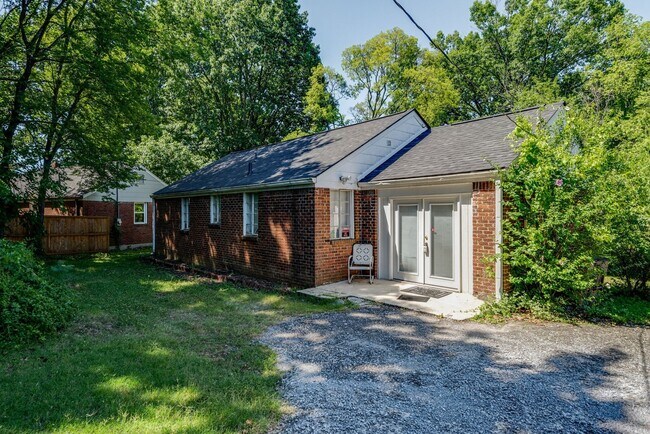 Building Photo - 1302 Saturn Dr