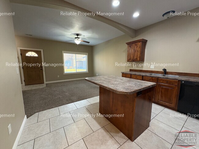 Foto del edificio - 565 Pioneer Rd