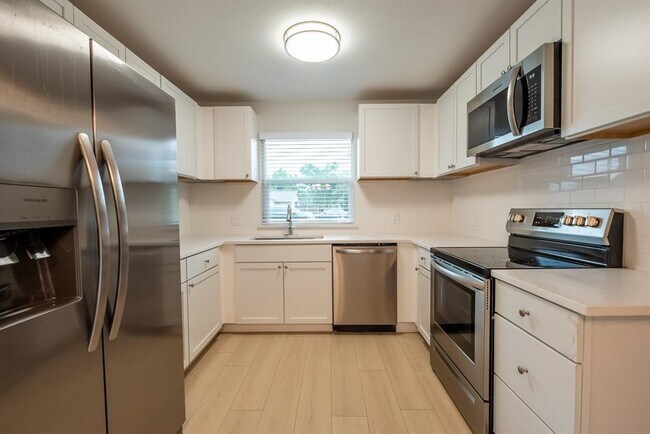 Foto del edificio - 8708 Pineridge Dr
