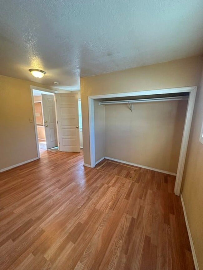 Building Photo - 1 Bedroom House