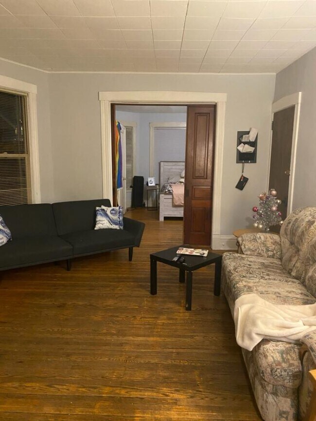 Vista a través de la sala de estar hasta la cama 1 - 430 W Wilson St