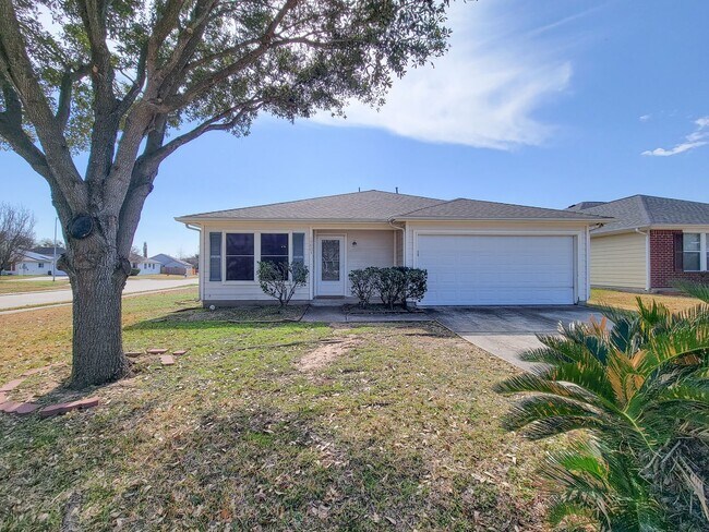 Foto del edificio - 3 bedroom one story home on large corner lot. Home has hard flooring throughout living areas and ...