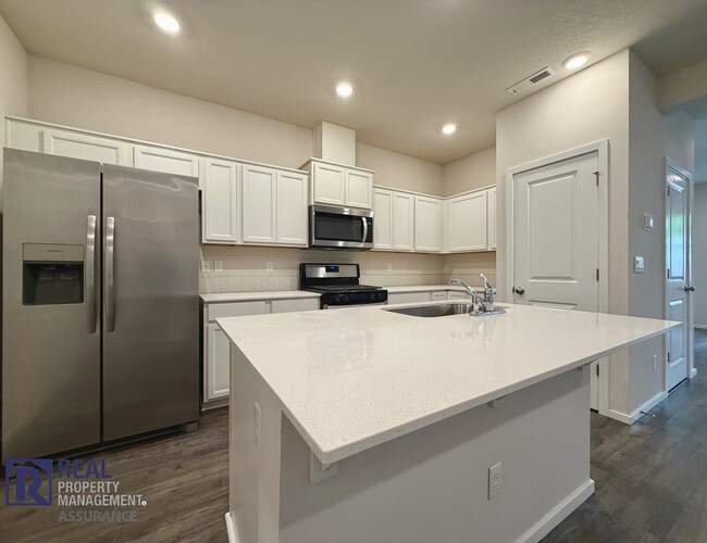 Foto del edificio - Modern 3BR/2.5BA Townhome in Cornelius – Bonus Loft, 2-Car Garage & Move-In Ready!