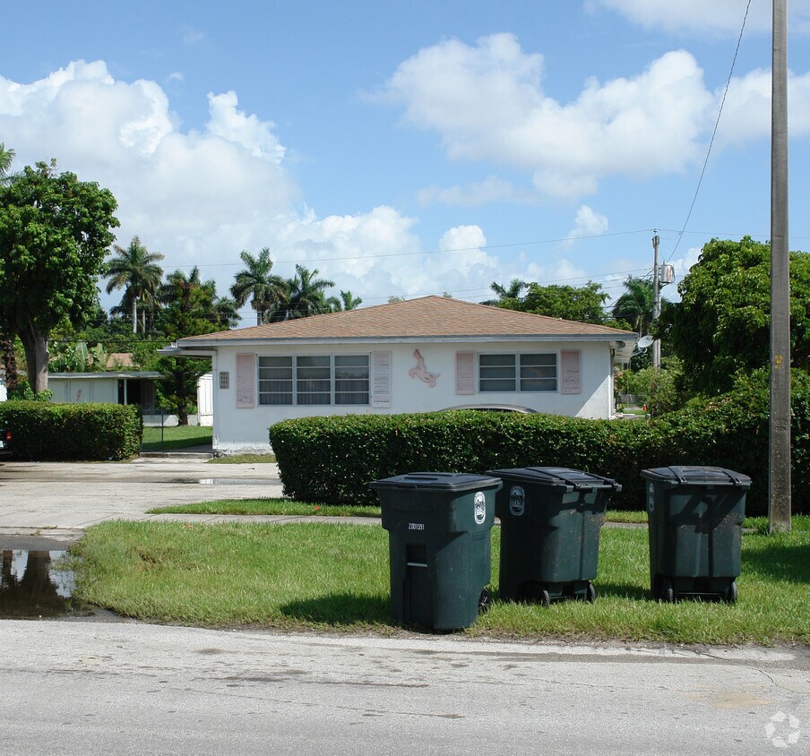 Foto del edificio - 451-457 NE 139th St