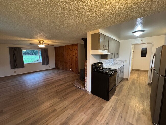 Building Photo - Large, fenced, sunny yard. 3/1.5 in  Azalea Hill location in McKinleyville