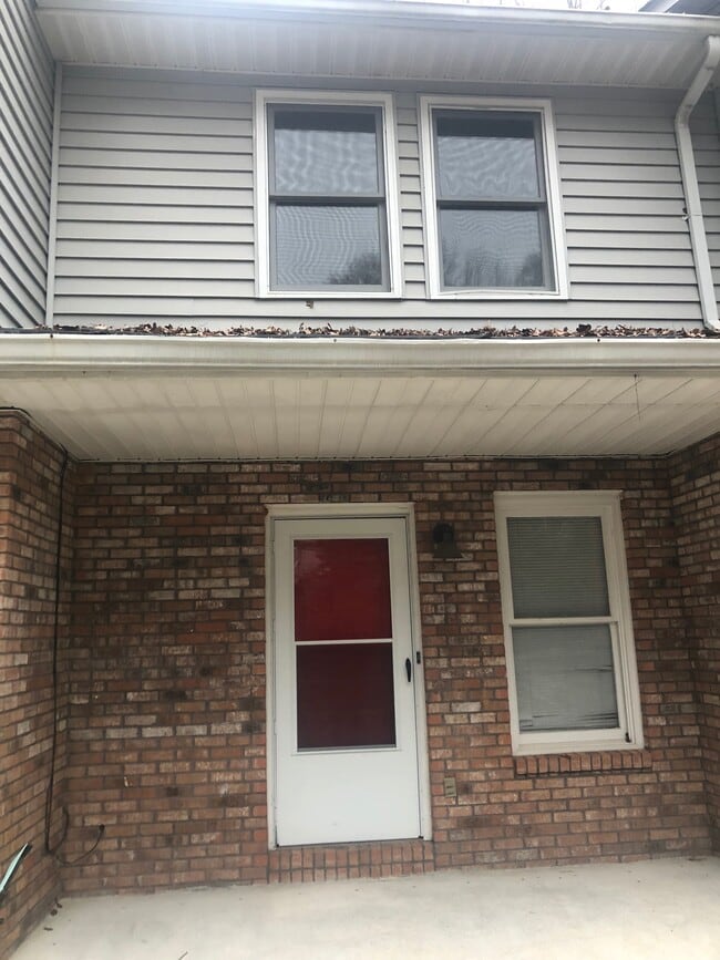 Building Photo - 5165 Spring St