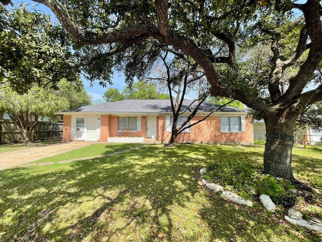Foto principal - Fall 2025 Pre-Lease! 4 Bed near Northgate ...