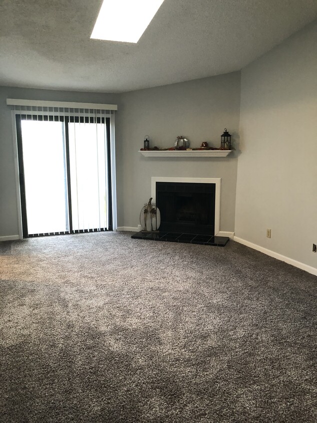 Living room 12x21 - 3874 Mack Rd