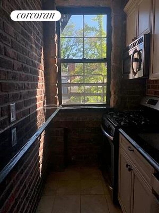 Foto principal - 247 W 10th St