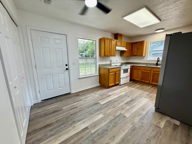 Foto del edificio - 3042 Tiffany Ln