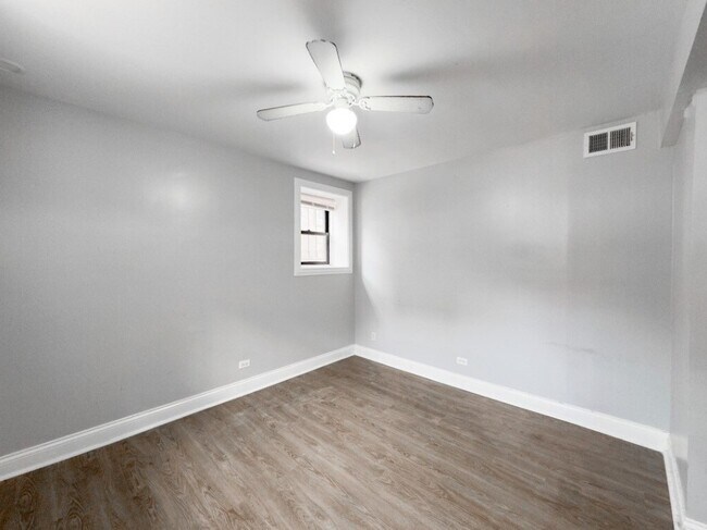 Foto del edificio - 900 W Montrose Ave