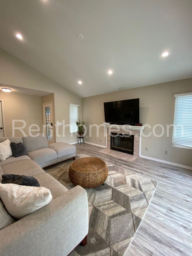 Foto del edificio - Carmel Mt Ranch, 10346 Rancho Carmel Rd, G...