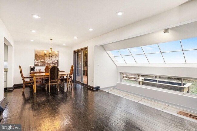 Foto del edificio - 85 Railroad Ave