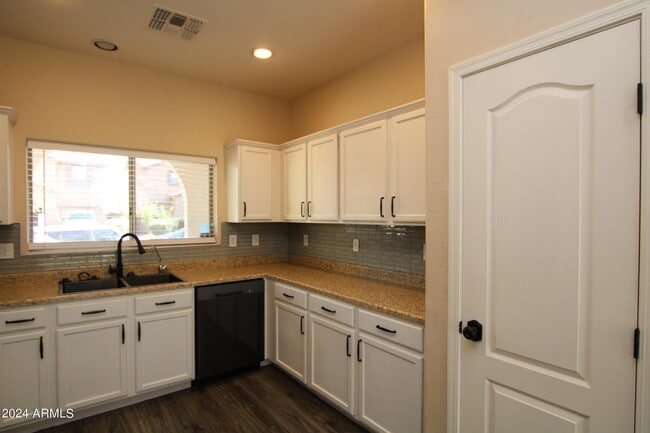 Foto del edificio - 6332 W Beverly Rd
