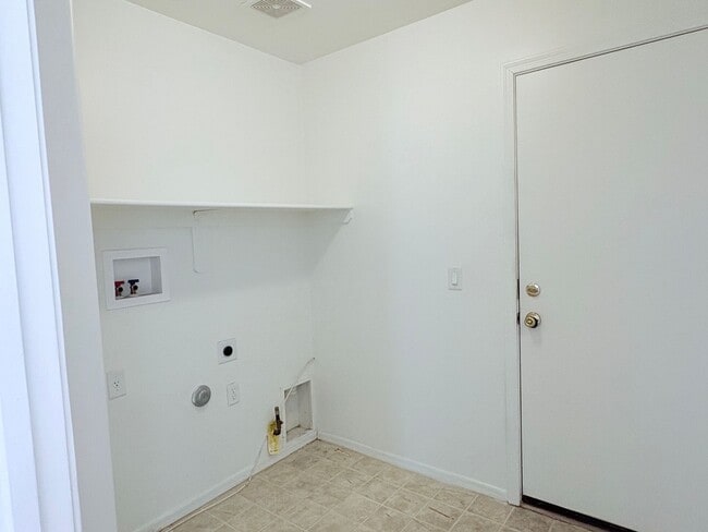 Building Photo - 3-bedroom, 2-bathroom home with walled bac...