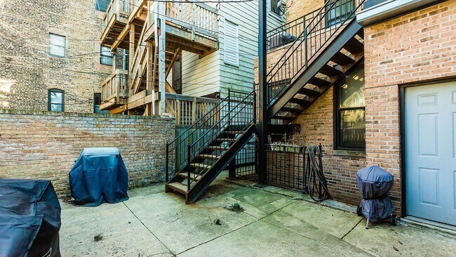 Building Photo - 1020 W Roscoe St