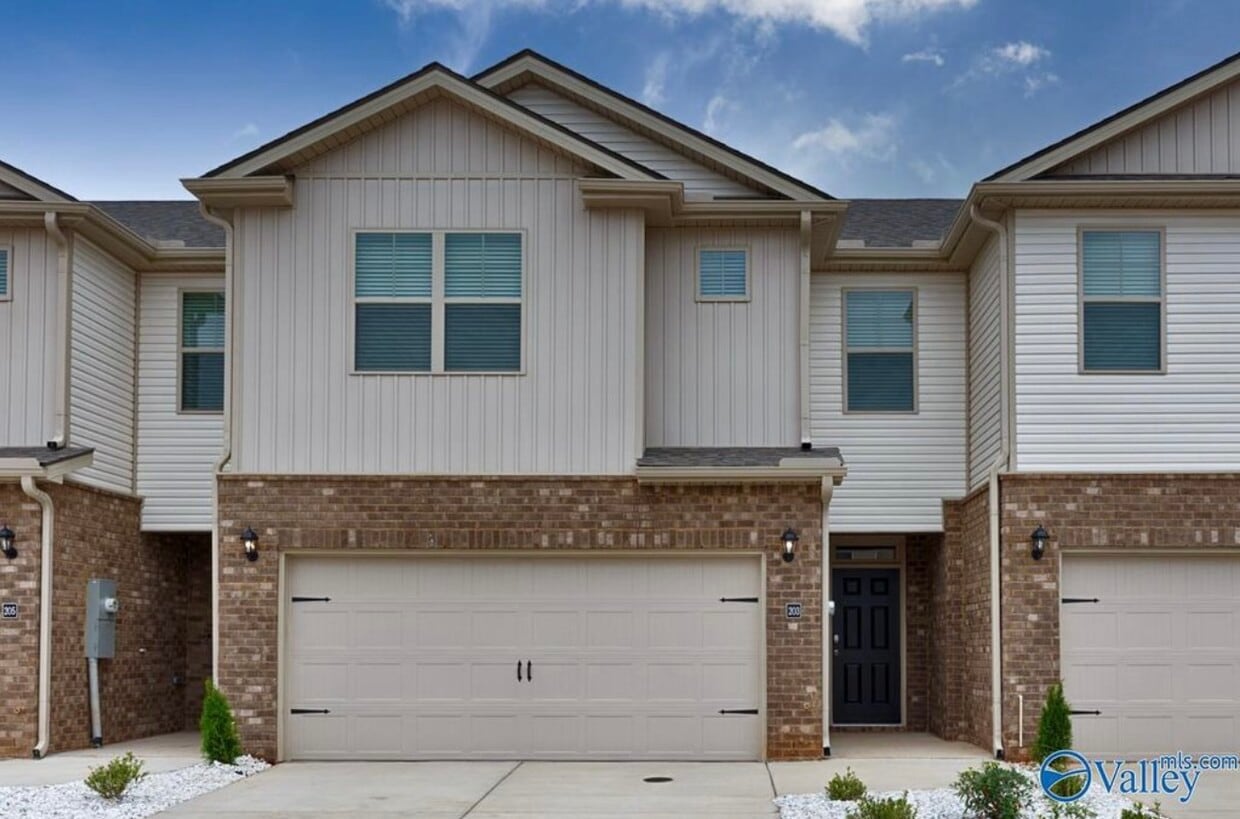 Foto principal - 217 Bay Pine Dr