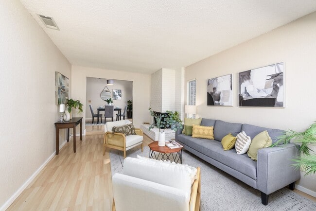 Building Photo - 2 bed 1 bath home w/ garage and yard, biking distance to UC Davis campus and downtown