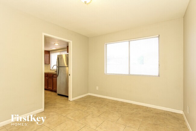 Building Photo - 4548 W Paradise Dr