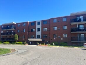Building Photo - 900 Governors Dr