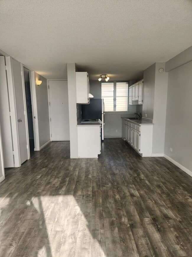 2302 - 2302 Apartment