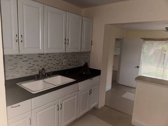 Foto del edificio - " 3 Bedroom 2 Bath Single Family Home in Prime Deerfield Beach Location!"