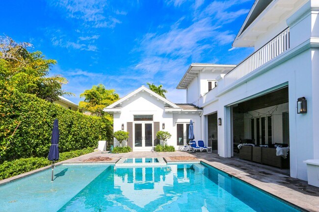 Foto del edificio - LOOKING FOR LUXURY LIVING WHILE BUILDING YOUR DREAM HOME OR SIMIPLY A SUMMER VACATION? 5 BEDROOM ...