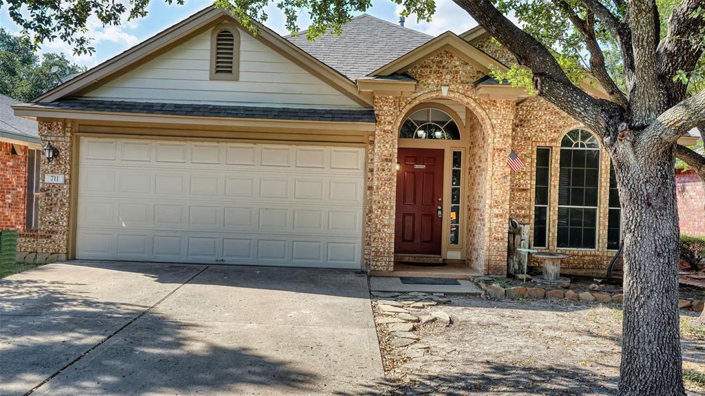 Foto principal - 711 House Creek Dr