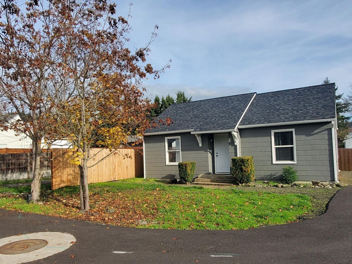 Foto principal - Remodeled 2 bedroom home in Roseburg