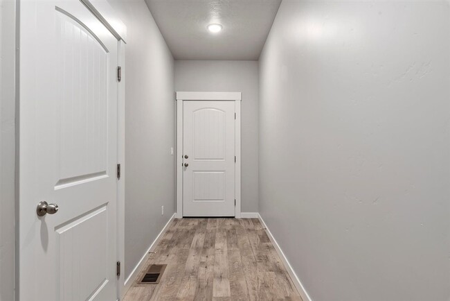 Foto del edificio - Beautifully finished 2 bedroom, 2 1/2 bath...