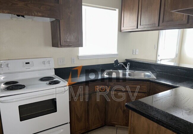 Foto del edificio - 220 W Albatross Ave