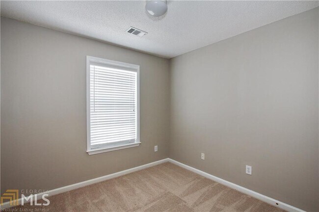 Light &amp; bright bedroom 3 - 4129 Howell Park Rd