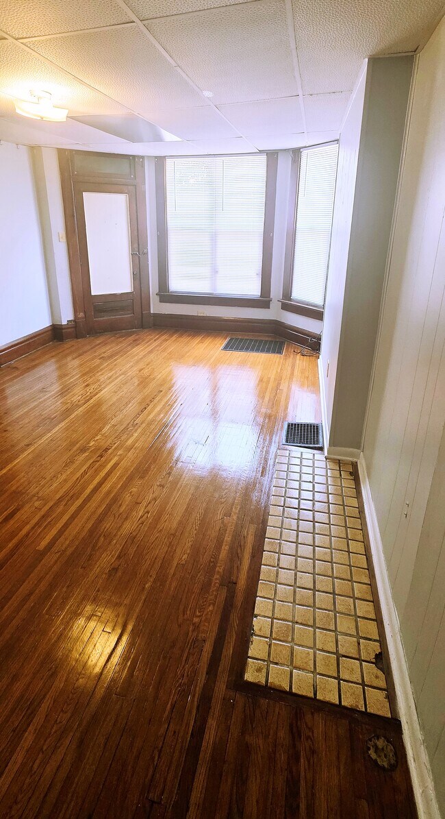 Espacio para la mesa de la cocina - 2588 East Ave