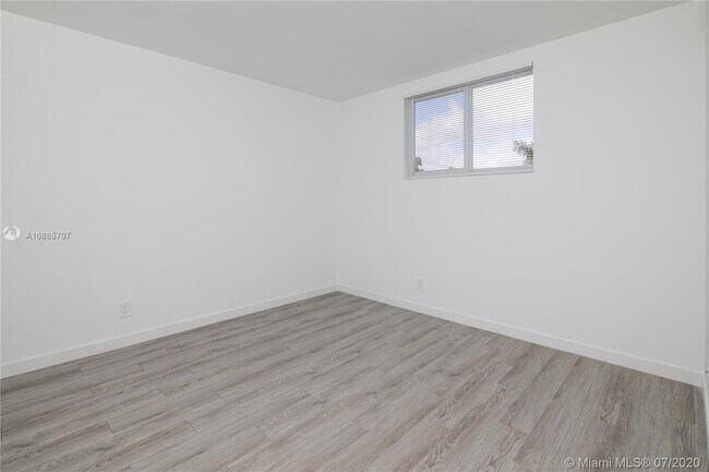 Foto del edificio - 13605 NE 3rd Ct