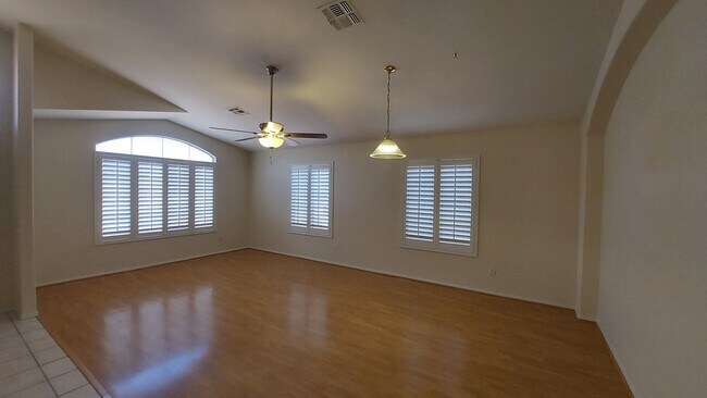 Foto del edificio - TERRIFIC FOUR BEDROOM PEORIA HOME WITH A POOL!