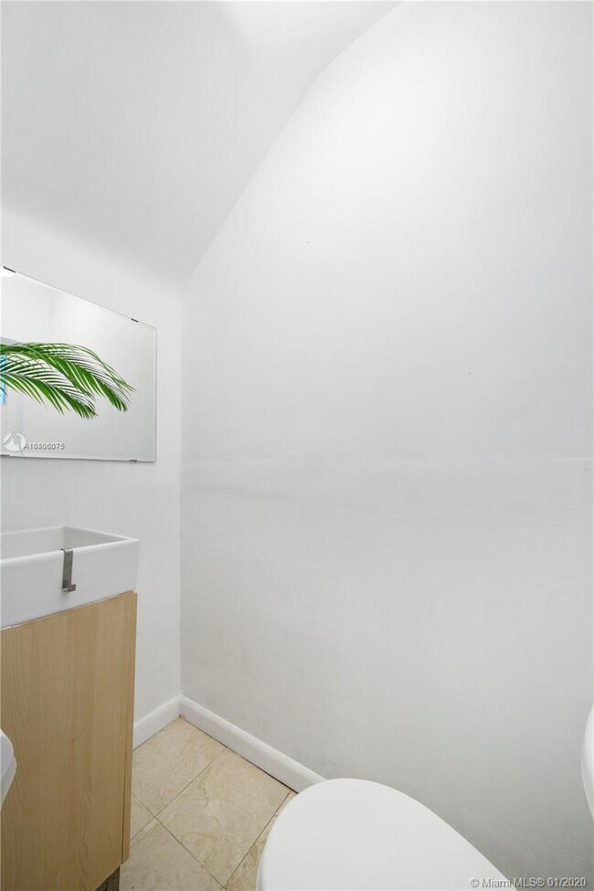 Foto del edificio - 9720 W Bay Harbor Dr