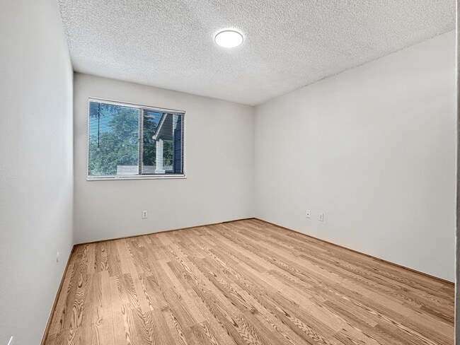 Building Photo - Charming 2-Bedroom Condo in Prime Location...