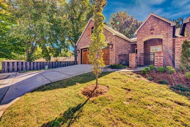 Foto del edificio - Lawn Care Included! 3/2/2 Luxury Patio Home Broken Arrow