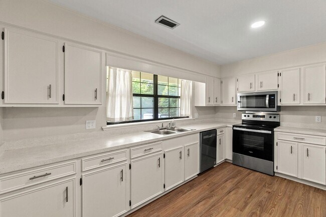 Foto del edificio - 129 Brookwood Ln