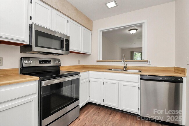 Foto del edificio - 6040 Heath Valley Rd