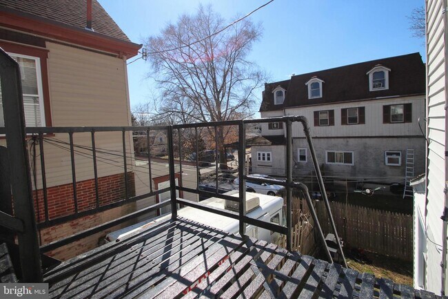Building Photo - 332 Sharon Ave