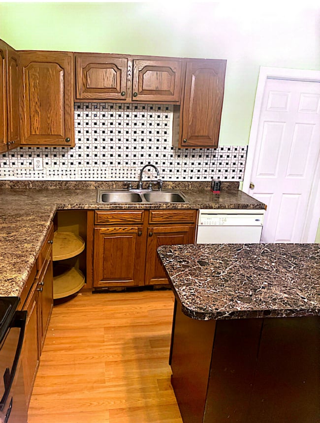 Building Photo - Large 3 Bed with 2 Bath close to everything!