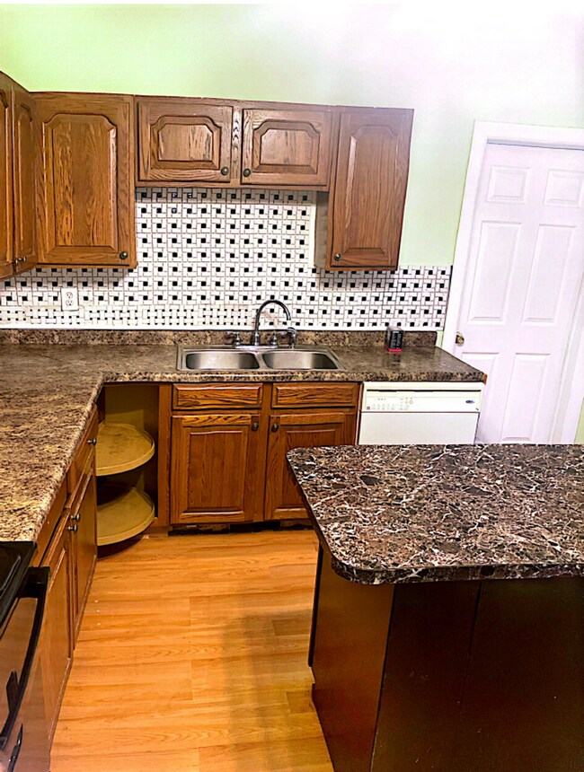 Foto del edificio - Large 3 Bed with 2 Bath close to everything!