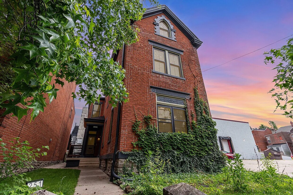 Primary Photo - 251 W 8th St