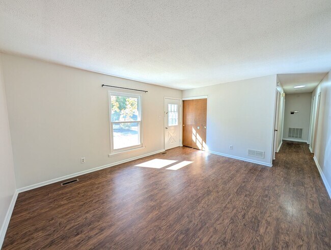 Building Photo - Weaverville Rental
