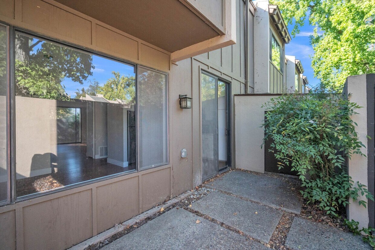 Foto principal - 701 Woodside Ln E