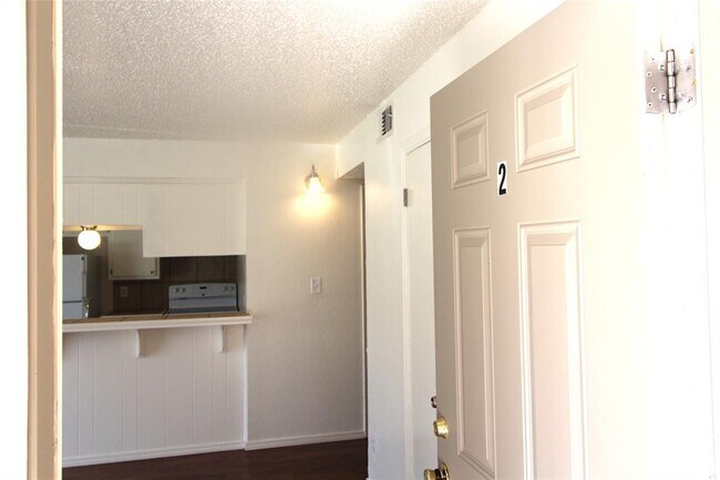 Foto del edificio - 1325 Glen Oaks Ct